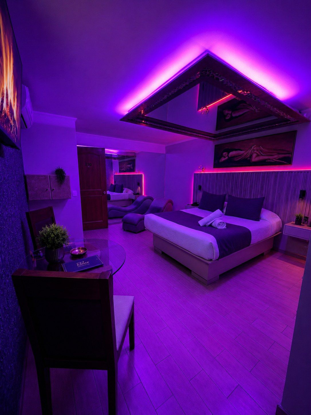 Suite Premium de Motel Blue con techo de luz violeta
